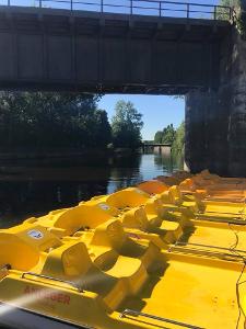 Gelbe Boote liegen auf dem Wasser am Anleger