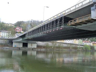 Hängegerüst unter einer Brücke die über Wasser führt