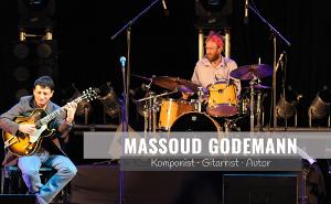 Massoud Godemann und ein anderer Mann spielen Gitarre und Schlagzeug