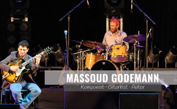 Massoud Godemann und ein anderer Mann spielen Gitarre und Schlagzeug