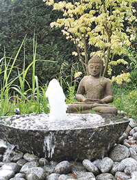 Ein runder Springbrunnen mit einem Buddha 