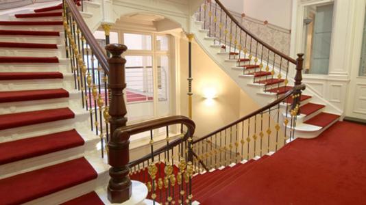 Zwei Treppenaufgänge mit rotem Teppich belegt