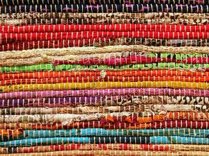 gestapelte Teppiche in verschieden bunten Farben