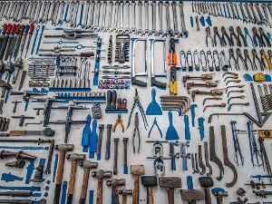 Viele unterschiedliche Werkzeuge zum Reparieren