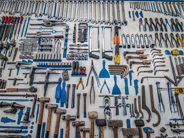 Viele unterschiedliche Werkzeuge zum Reparieren