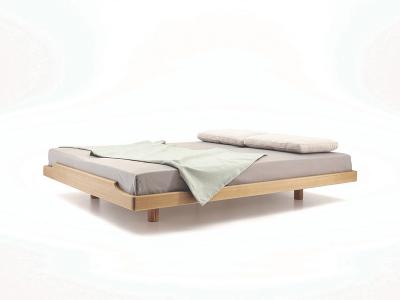 Ein Bett aus Holz mit einer beigen Matratze