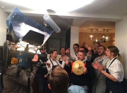 Team von Liman freut sich über den Sieg in einer Fernsehshow
