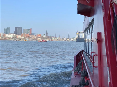 Blick vom Wasser auf Hamburg - HAKUNA EBIKE TOUR HAMBURG