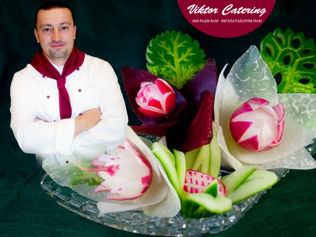 Inhaber Viktor mit geschnitzten Radieschen in Blumenform und dem Viktor Catering Logo