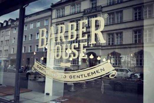 Ein Fenster mit dem BarberHouse Logo