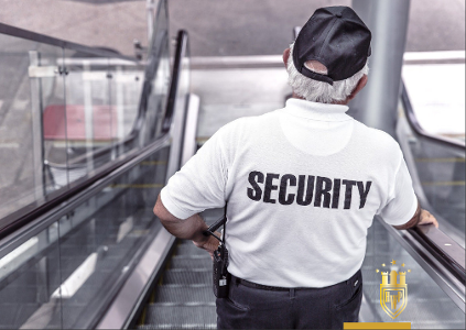 Wachmann mit der Rückenaufschrift 'Security' auf einer Rolltreppe abwärts fahrend - Hamburger Wachunternehmen & Personalservice GmbH