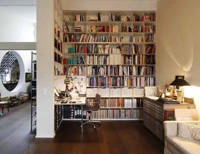 Eine Wand mit Bücherregale