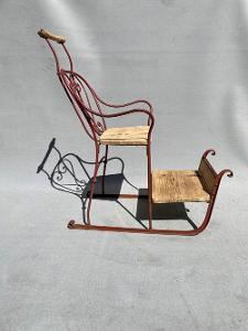 Ein Stuhl mit einer Fußablage