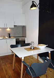 Weiße Küche im Apartment Achtern von Urban Stay