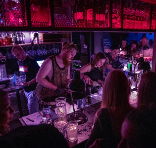 Barkeeper schenken Gästen Getränke aus in der Bar vom Grünen Jäger