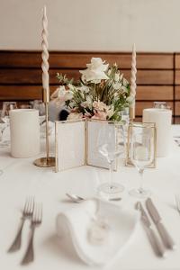 Ein gedeckter Tisch in weiß und gold