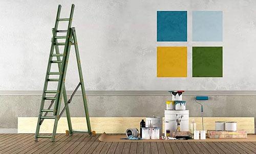 Ein Raum mit Leiter und unterschiedlichen Farbtönen an der Wand.