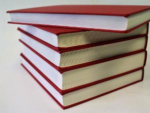 Fünf Bücher mit rotem Einband aufeinandergestapelt