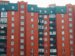 Mietswohnungen mit oranger und grüner Hausfassade.