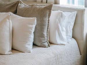 Beige und weiße Kissen auf einem hellen Sofa