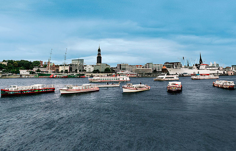 Mehrere Schiffe auf dem Wasser in Hamburg