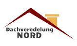 Dachveredelung Nord Logo, schwarze Schrift, ein Dach in rot, ein Schornstein in gelb