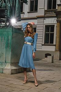 Model posiert mit blauem Kleid von Elisabetta Franchi am Neuen Wall