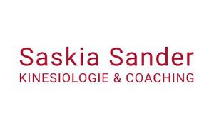 Saskia Sander Logo, rote Schrift auf weißem Untergrund