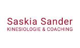 Saskia Sander Logo, rote Schrift auf weißem Untergrund