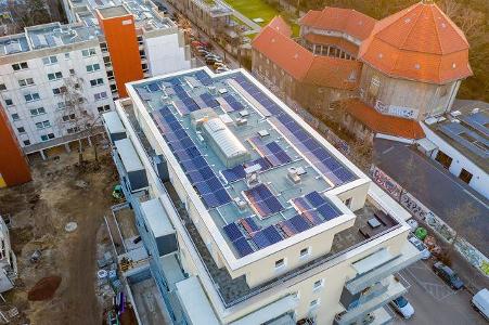 Dach eines großen Wohnhauses mit Photovoltaik-Elementen - Infrapower GmbH