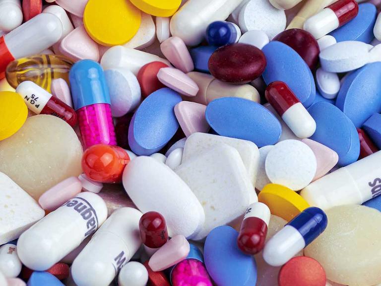 Verschiedene arten von Pillen und Medikamenten
