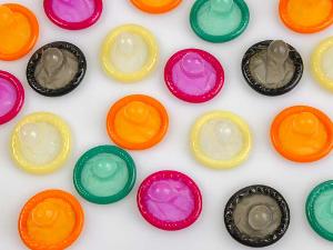 Bunter Kondome liegen auf einem weißen Untergrund