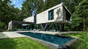 Ein Haus mit Pool umgeben von Bäumen