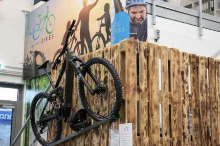 Ein Fahrrad hängt an einer Holzwand