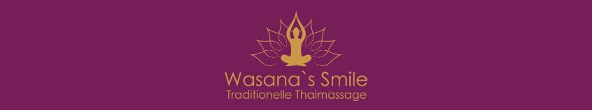 Wasana´s Smile Traditionelle Thaimassage Logo, lila-rot farbener Hintergrund und goldene Schrift
