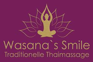 Wasana´s Smile Traditionelle Thaimassage Logo, lila-rot farbener Hintergrund und goldene Schrift