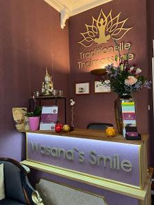 Der Empfangstresen mit Wasanas Smile Schriftzug