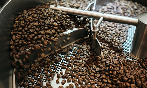 Trommelröstverfahren von Kaffee in einer Kaffeerösterei
