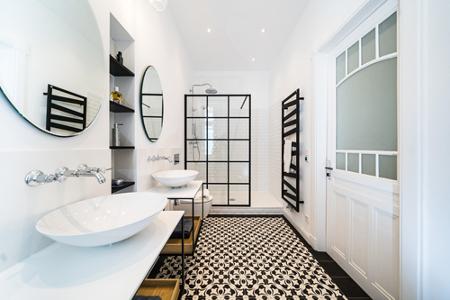 Ein weißes Badezimmer mit schwarz-weißem Fußboden