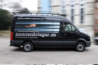 Ein schwarzer Transporter mit grauer Aufschrift sonnenkrieger.de