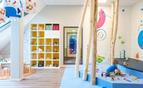 Ein heller Raum zum spielen und lesen in der Kita kinderzimmer Inselpark