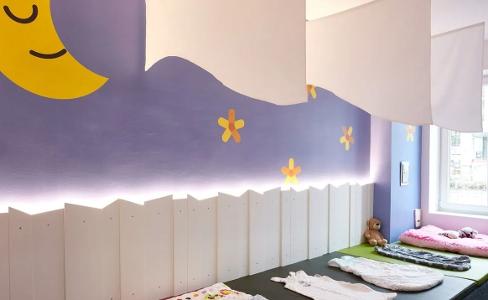 Der Schlafraum in der Kita kinderzimmer Jenfelder Bach mit einem Mond und Sternen an der Wand