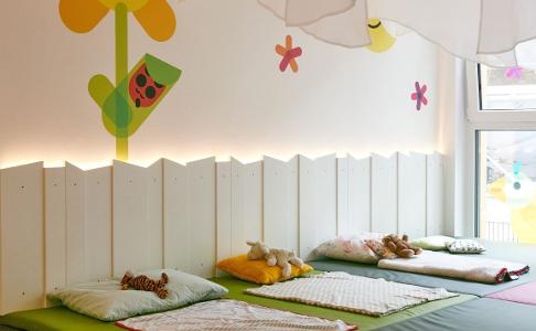 Ein Raum zum schlafen in der Kita kinderzimmer Klövensteen mit bunten Blumen an der Wand
