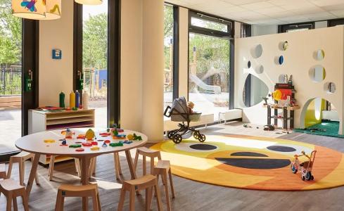 Ein Raum mit Blick auf den Spielplatz im Kita kinderzimmer Schierenberg