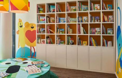 Ein Regal mit Büchern in der Kita kinderzimmer Schierenberg