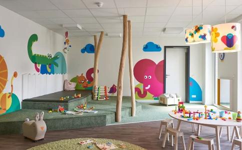 Ein Raum zum spielen in der Kita kinderzimmer Tienrade mit bunten Tieren an den Wänden