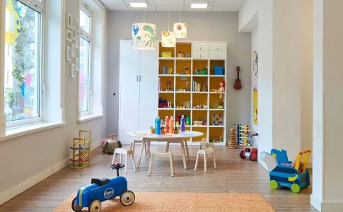 Eine Ecke zum lesen mit einem Bücherregal in der Kita kinderzimmer Villa Flottbek
