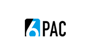 6PAC Bricks GmbH Logo, schwarze Schrift und eine weiße sechs auf schwarz-blauem Untergrund
