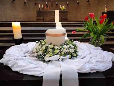 Himmelfahrt-Bestattungen Urne Blumenschmuck