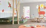 Ein heller Raum der Kita kinderzimmer Goldbek mit einem Holzfußboden, einem erhöhten Bereich aus Teppich und bunten Tieren an den Wänden